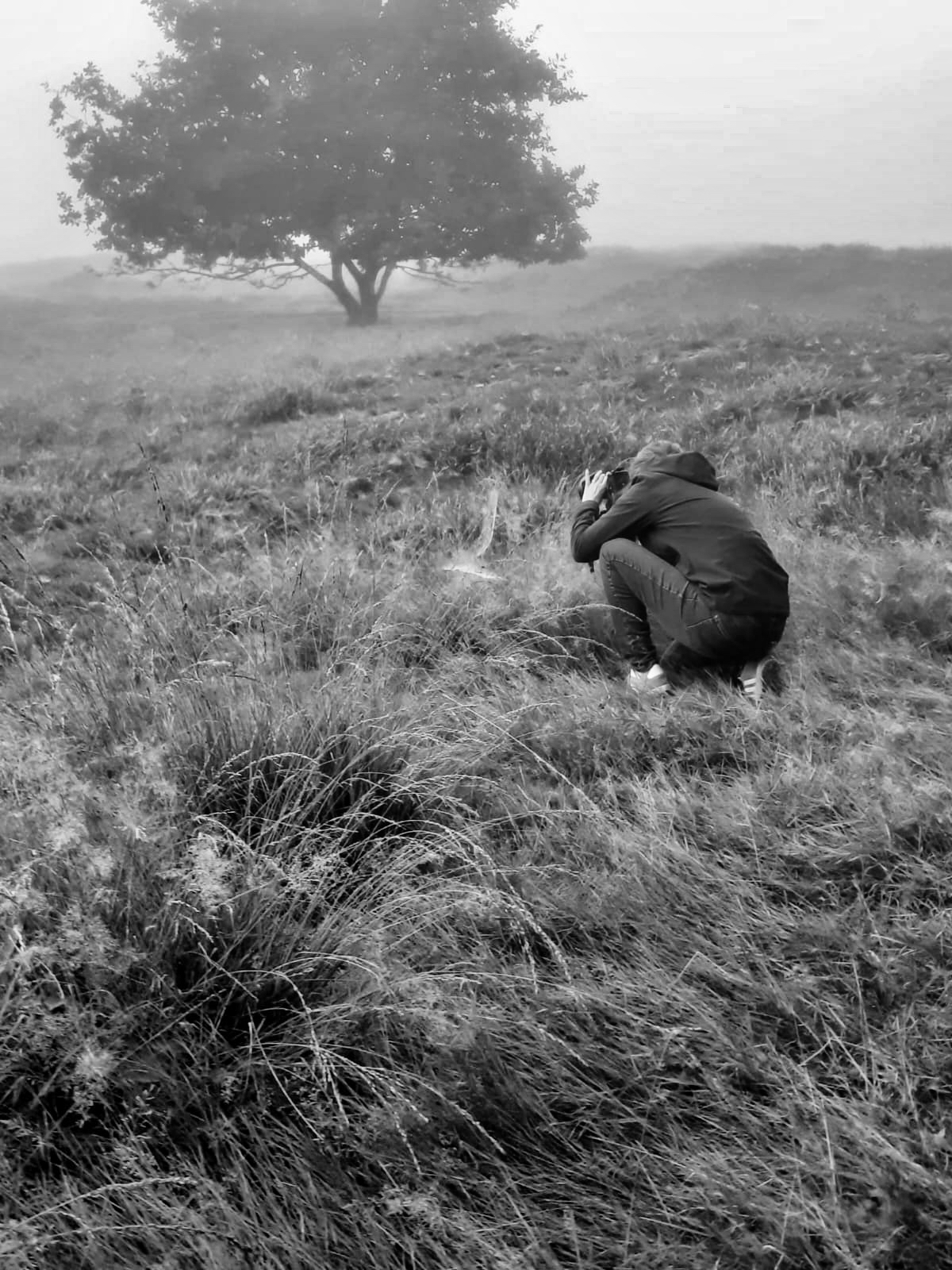 In der Hocke beim Fotografieren