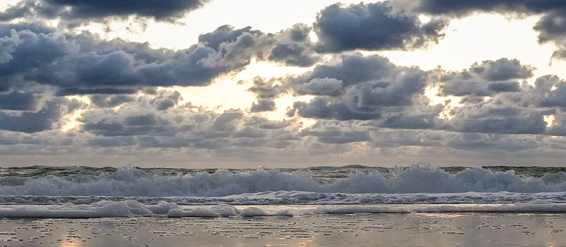 Wellen an der Nordsee bei Abenddämmerung
