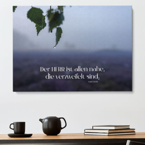 Leinwandbild ‚Trost‘ mit Psalm 34,19a – Blatt mit Tautropfen – christliches Wandbild im Wohnzimmer