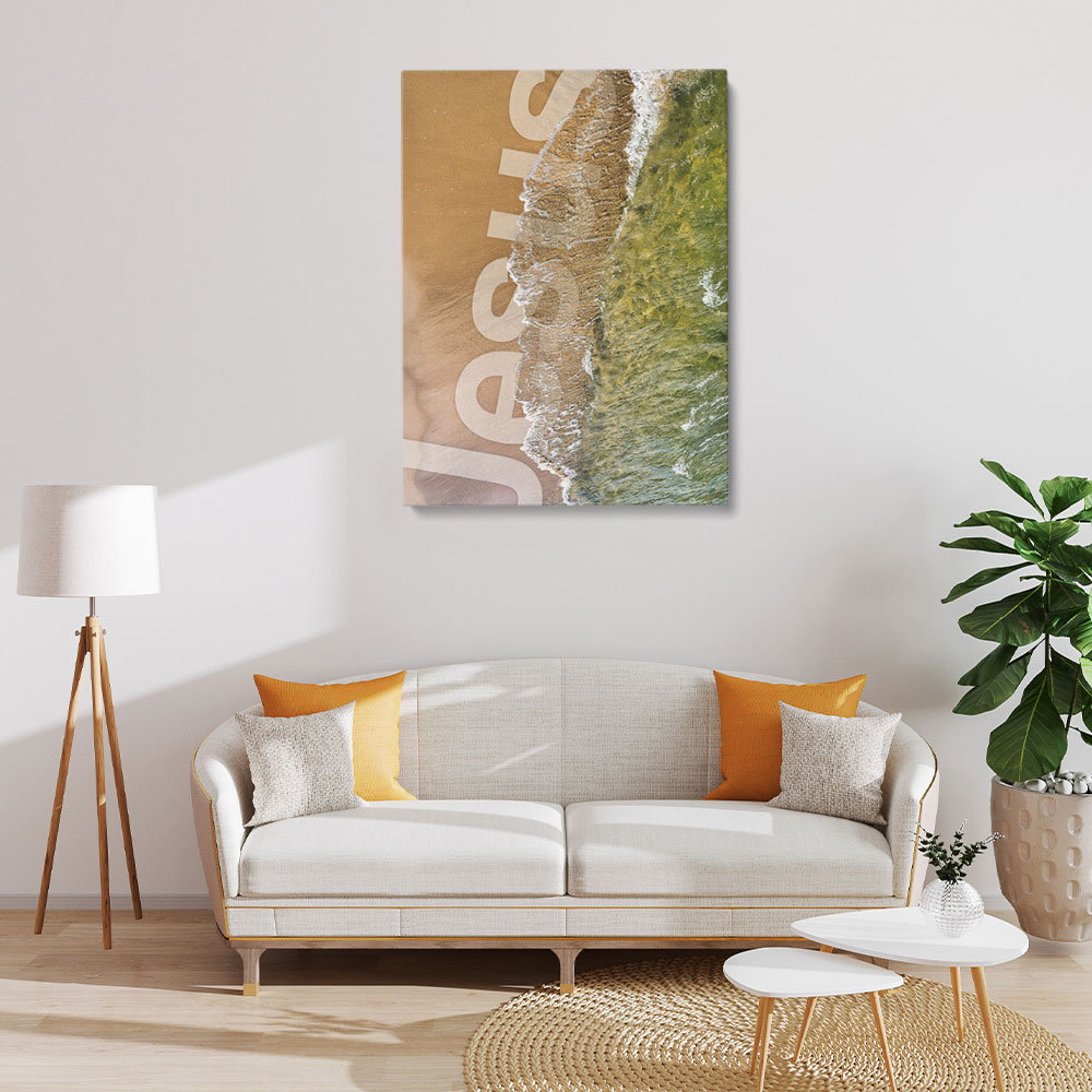 Christliches Leinwandbild Wasser des Lebens – Jesus über Sofa im modernen Wohnzimmer