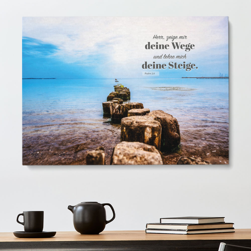 Christliches Leinwandbild „Herr, zeige mir deine Wege“ – Psalm 25,4 über ruhigem Meer mit Holzpfählen als Weg