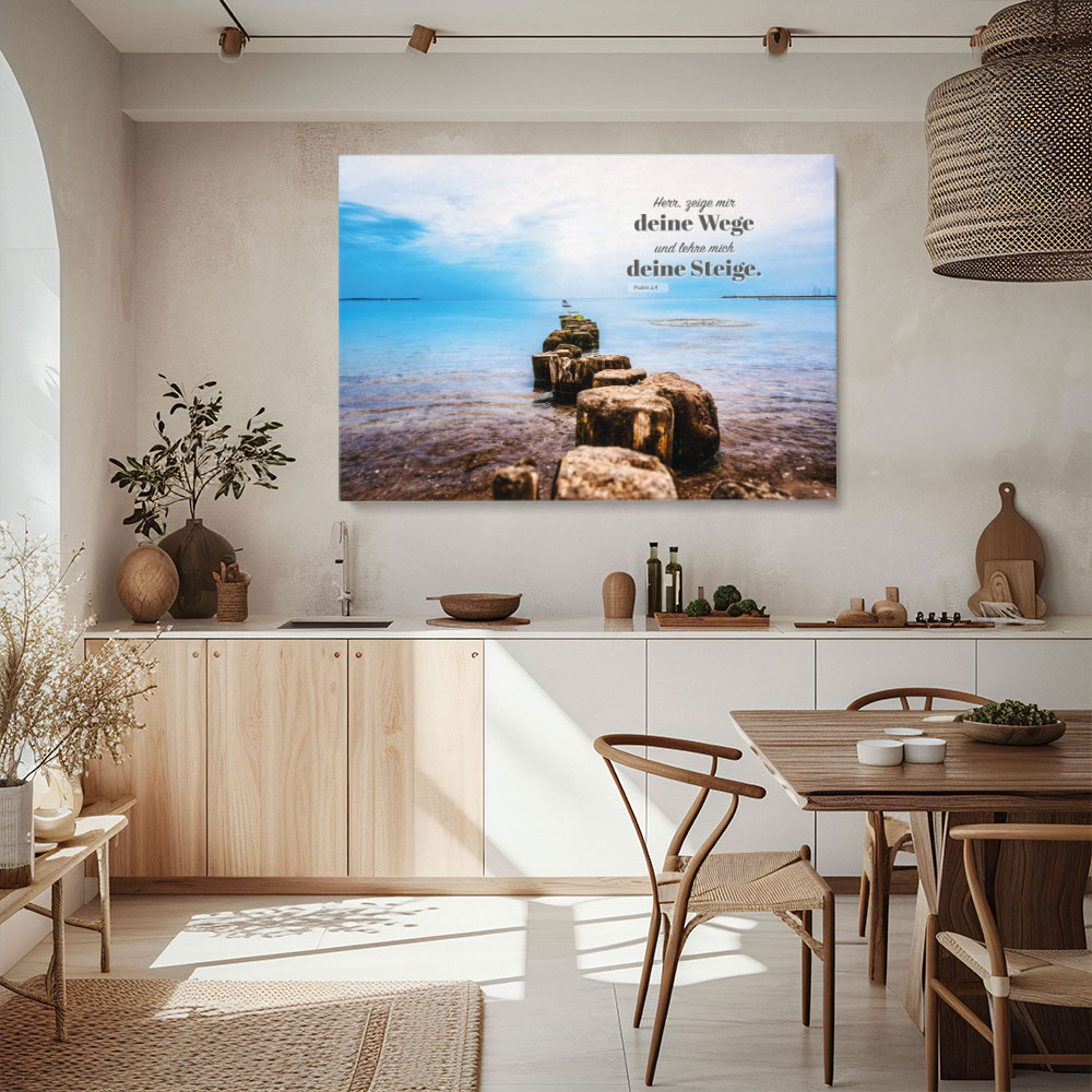 Leinwand mit Bibelvers Psalm 25,4 in moderner Küche – maritimes Foto mit Steg aus Holzpfählen und Schriftzug „deine Wege“