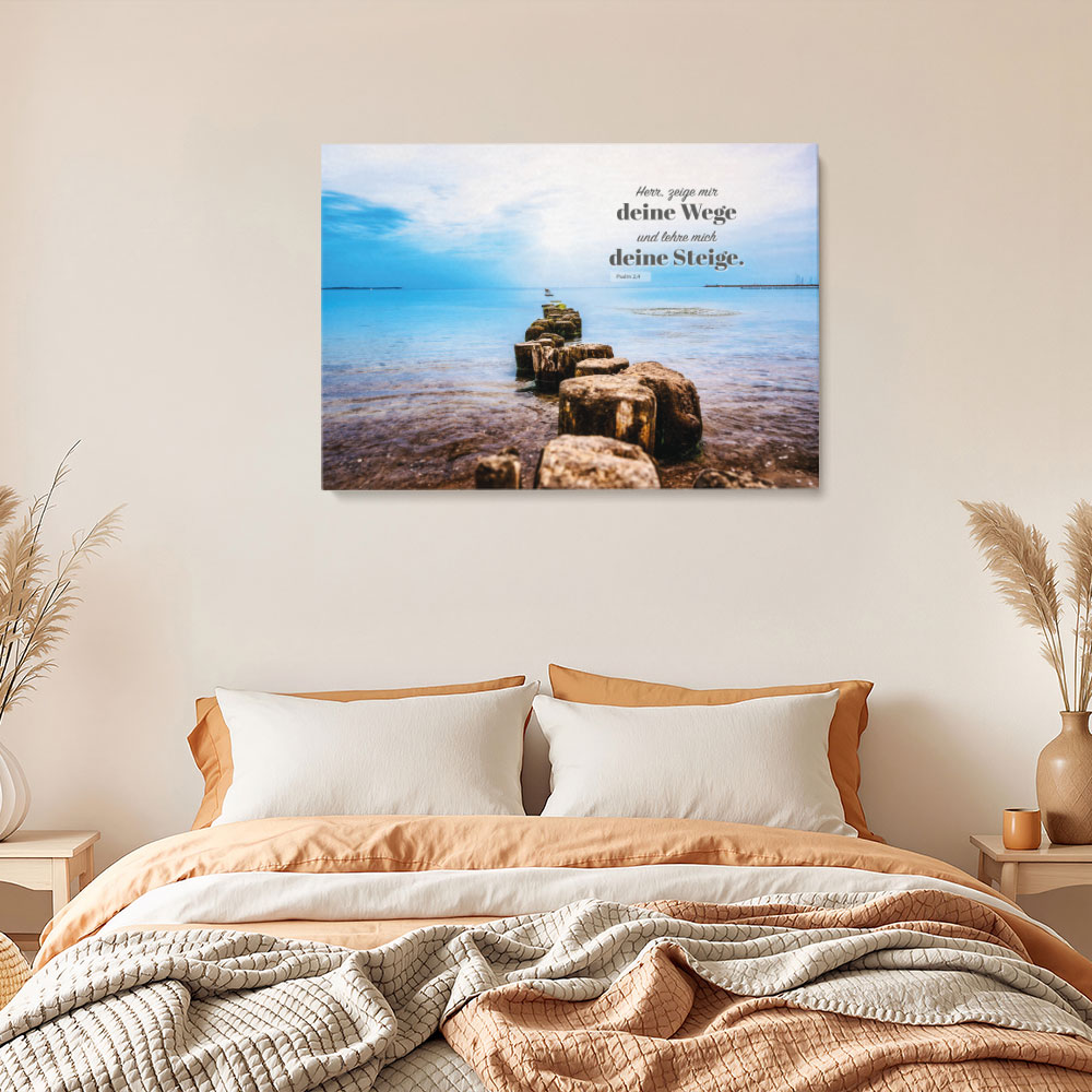 Christliches Wandbild fürs Schlafzimmer – Psalm 25,4 über Meeresküste, sanfte Farben, beruhigende Atmosphäre