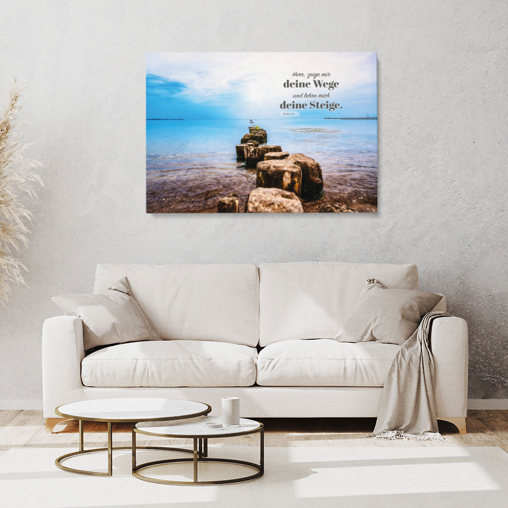 Modernes Wohnzimmer mit christlichem Leinwandbild – Psalm 25,4 als Statement, maritimes Foto mit Holzpfahlweg ins Meer