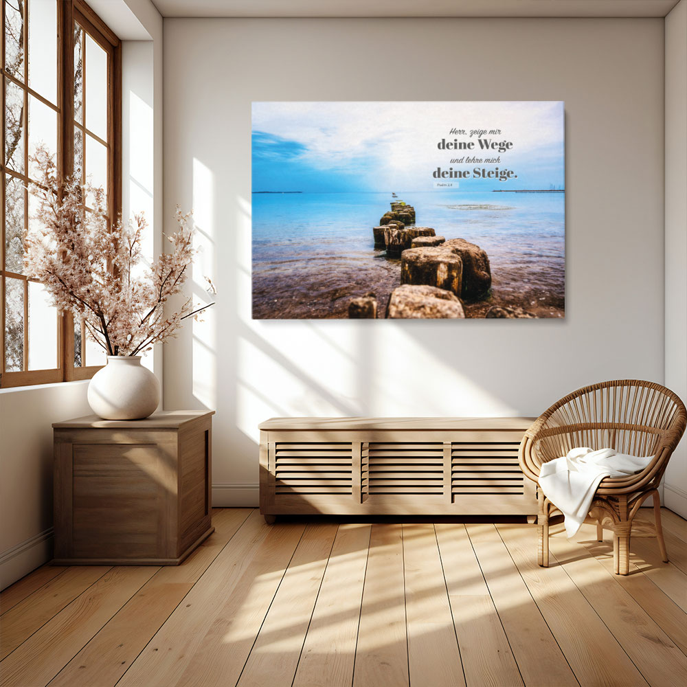 Leinwandbild mit Psalm 25,4 in hellem Wohnzimmer – sonniges Licht, natürliche Einrichtung, Meerweg-Motiv als Fokuspunkt