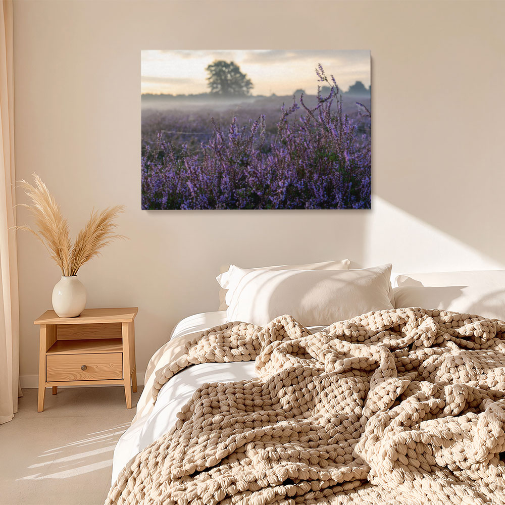 Heide im Nebel Leinwandbild im Schlafzimmer – sanfte Naturfarben, lila Blüten, beruhigende Wanddeko