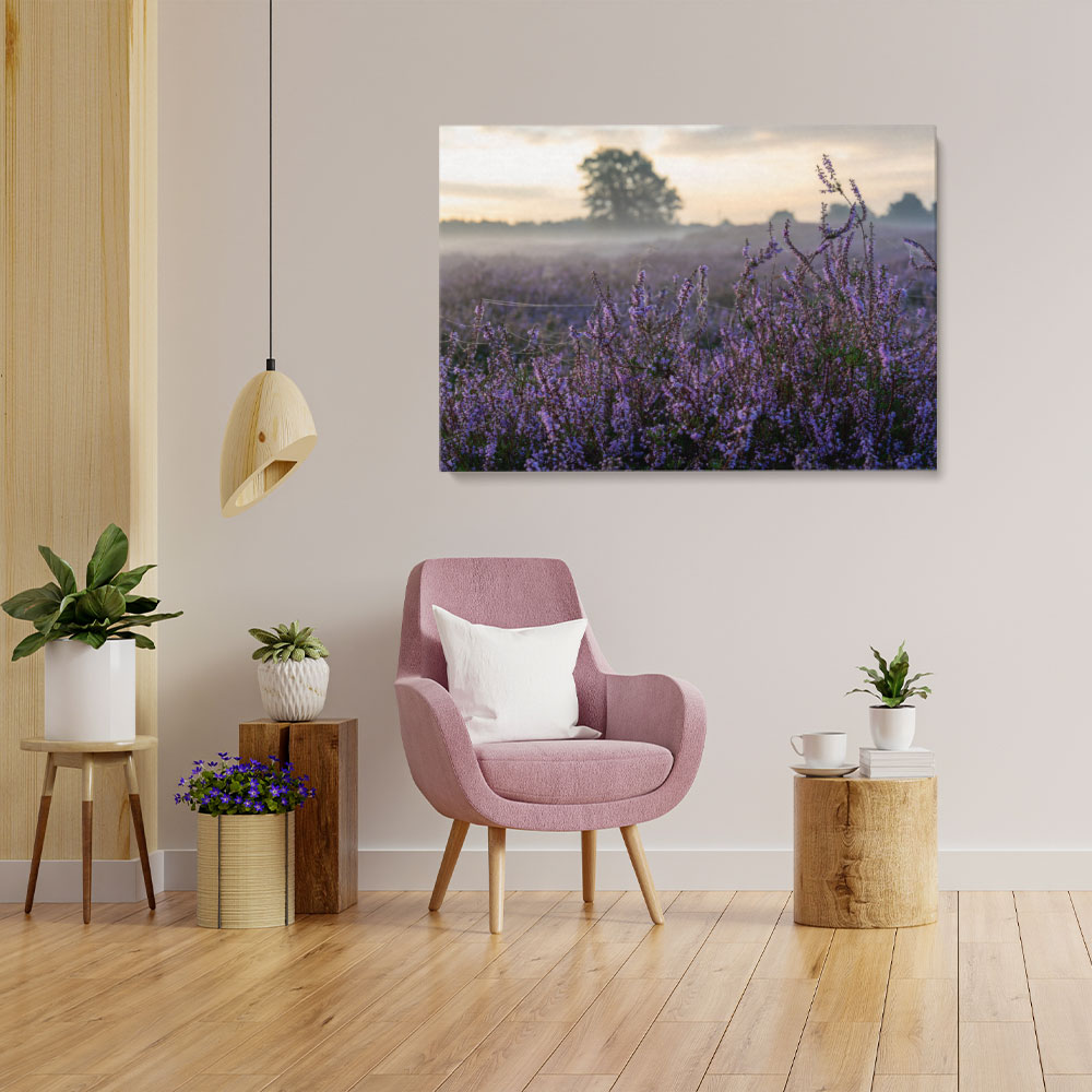 Heide im Nebel Leinwandbild im Wohnraum – Leseecke, natürliche Einrichtung, lila Heideblüten als Ruheanker