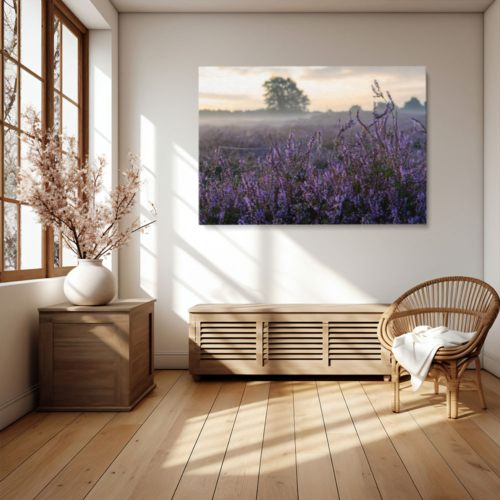 Heide im Nebel Leinwandbild im hellen Wohnzimmer – Fensterlicht, Naturtöne, lila Heidefeld als Blickfang