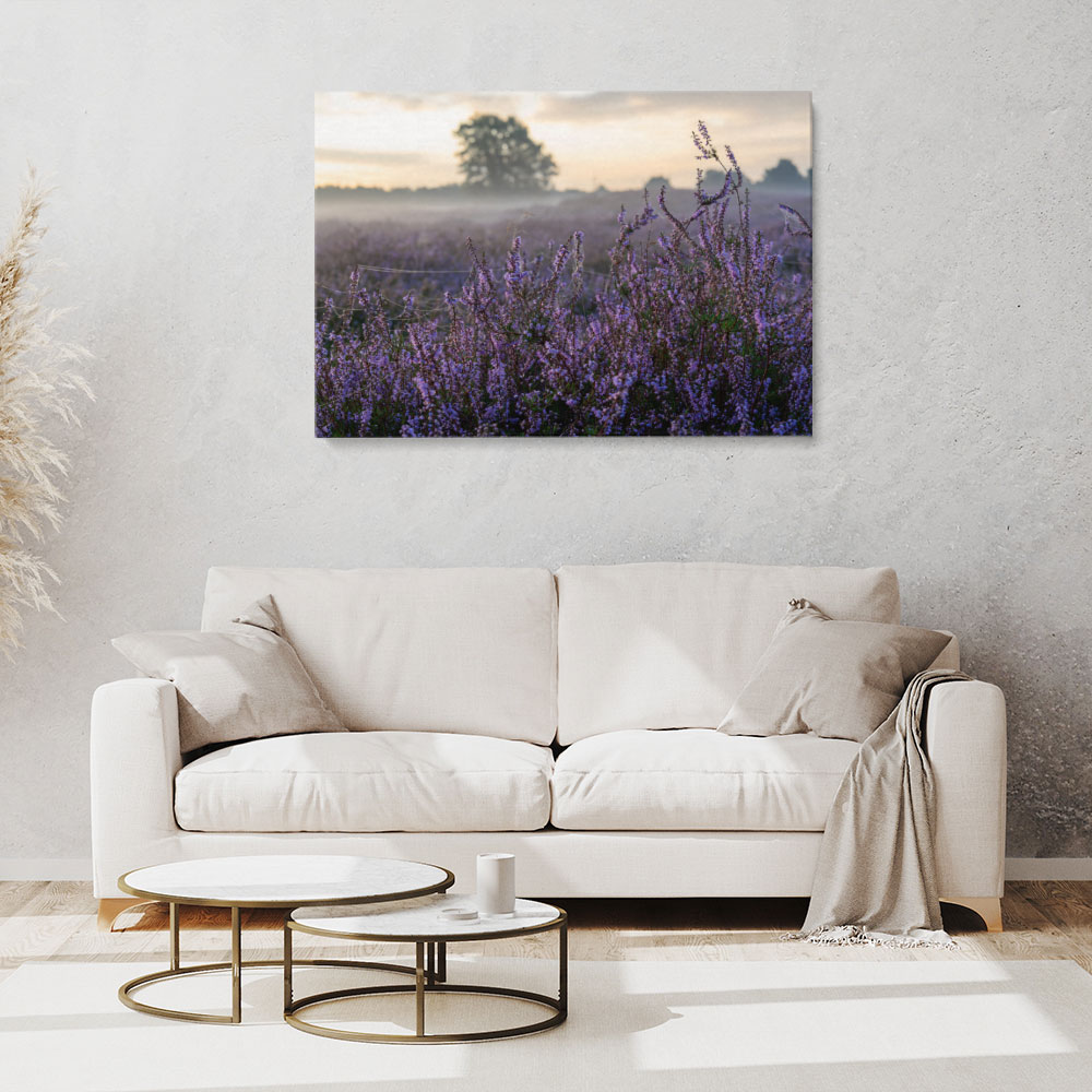 Heide im Nebel Leinwandbild über Sofa – modernes Wohnzimmer, minimalistische Wand, lila Heideblüten