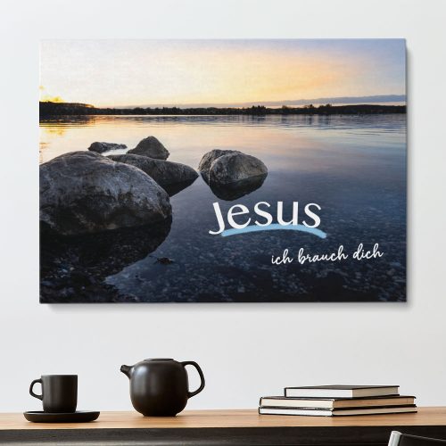 Christliches Leinwandbild Morgenstille – stiller See bei Sonnenaufgang mit Schriftzug Jesus ich brauch dich (Hauptmotiv)