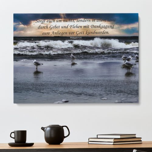 Christliches Wandbild Frieden im Sturm mit stürmischer See, Möwen am Strand und Bibelvers Philipper 4,6