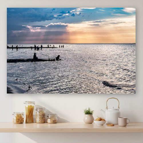 Christliches Leinwandbild „Herrlichkeit": weites Meer im Abendlicht, Sonnenstrahlen brechen durch die Wolken über ruhigem Wasser, Menschen als Silhouetten.
