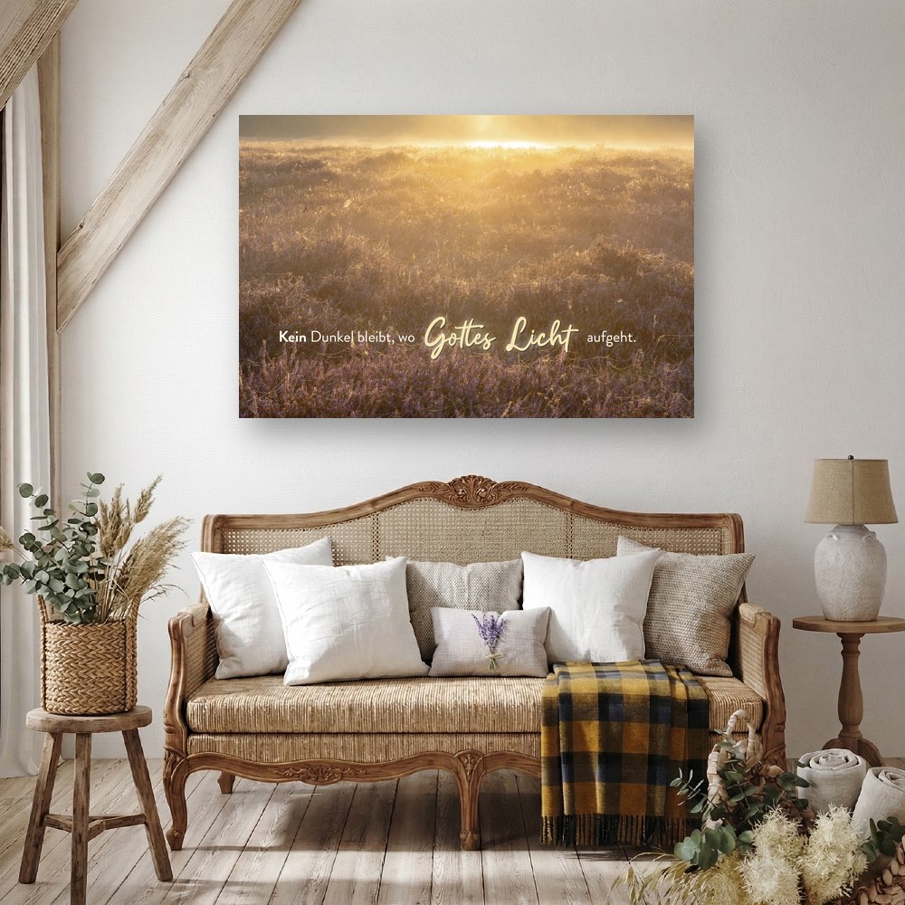 Christliches Leinwandbild „Wo Gottes Licht aufgeht" als Wandbild im Wohnzimmer.