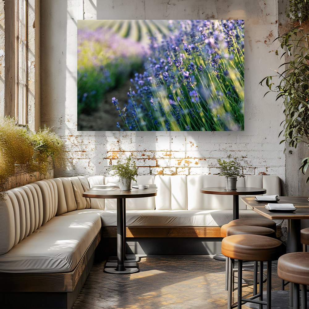 Christliches Leinwandbild „Lavendel im Morgenlicht“ als stimmungsvolles Wandbild im Café.