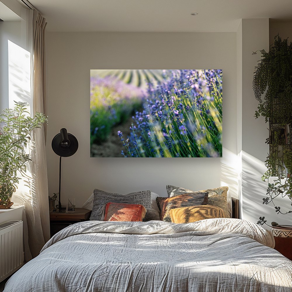 Christliches Leinwandbild „Lavendel im Morgenlicht“ als ruhiges Wandbild im Schlafzimmer.