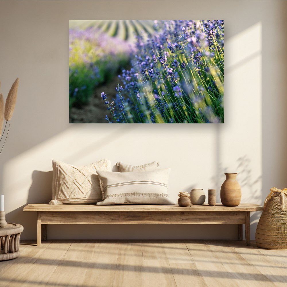 Christliches Leinwandbild „Lavendel im Morgenlicht“ als Wandbild im Wohnzimmer.